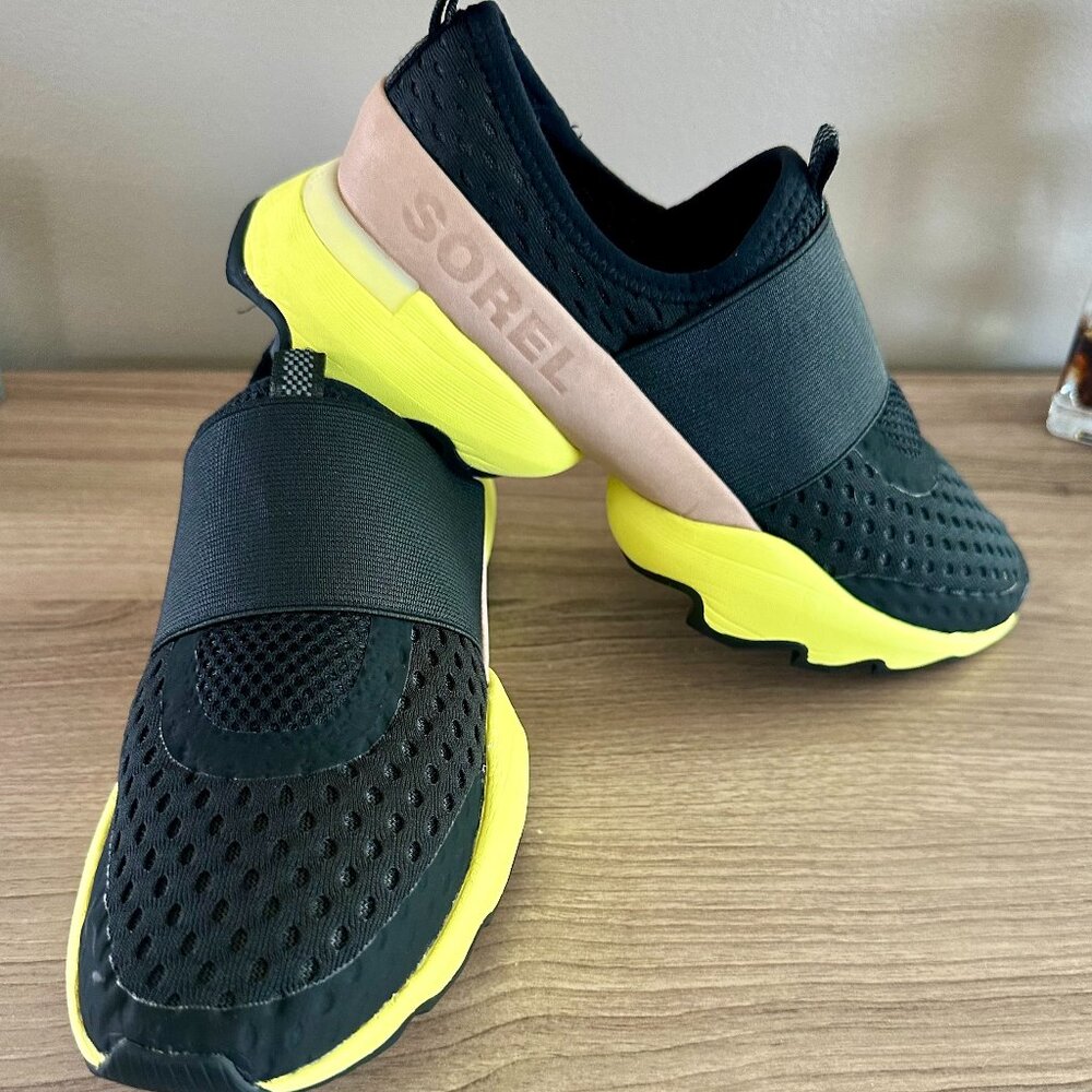 Women's Sorel Kinetic Impact - Black and gold lace less - Size 6